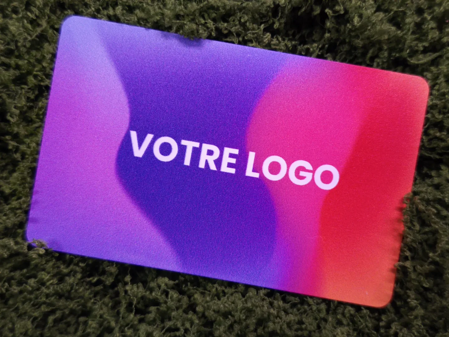 Badge PVC Mifare imprimé, visuel en dégradé violet et rouge