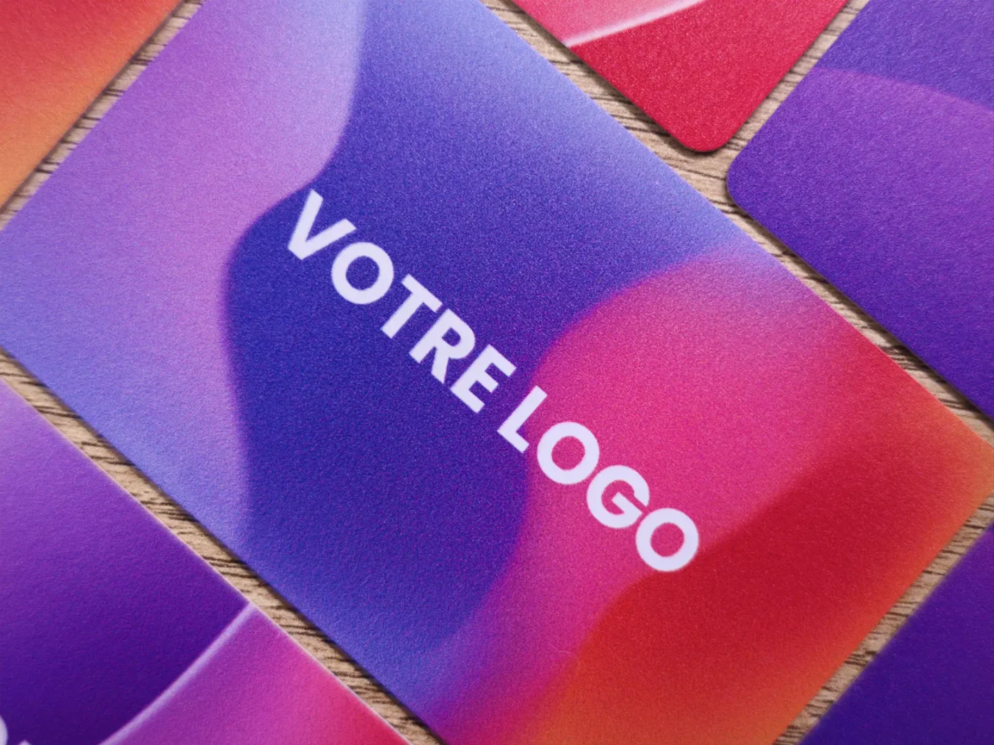 Carte PVC imprimée, visuel en dégradé violet et rouge