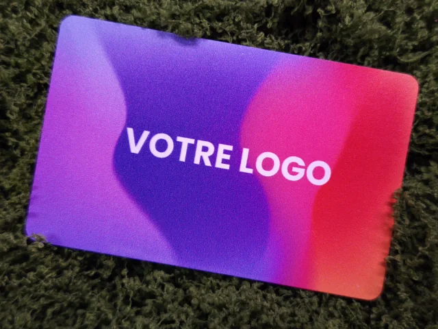 Carte PVC NFC imprimée, visuel en dégradé violet et rouge
