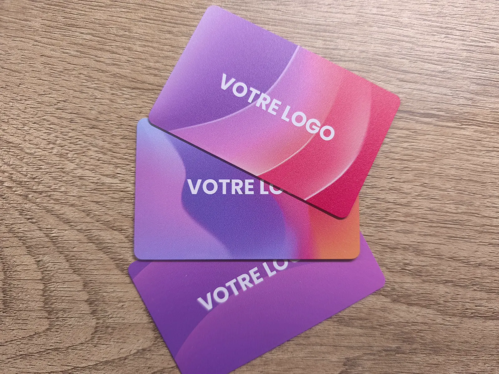 Pile de badges PVC imprimés pour une équipe