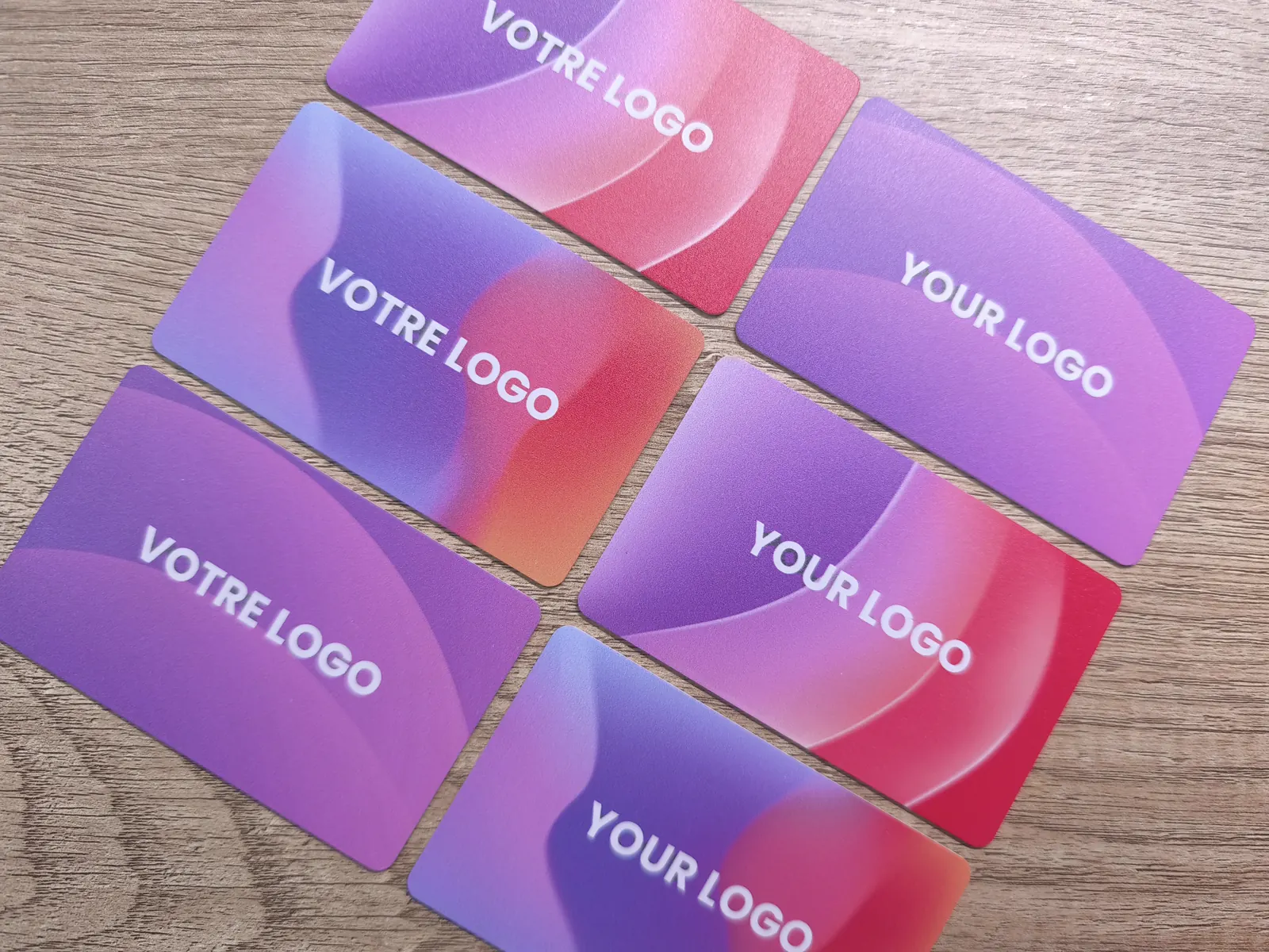 Six badges PVC personnalisés avec des noms différents